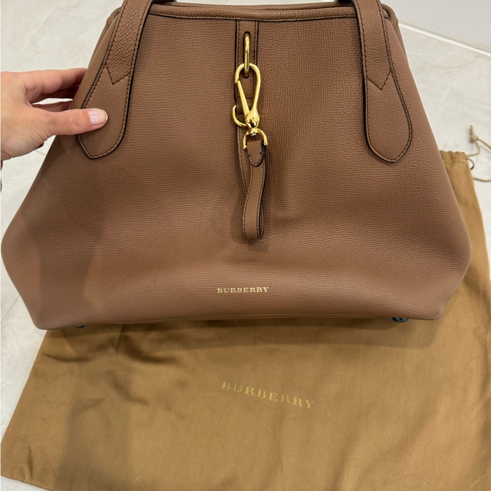 Burberry DERBY LEATHER MEDIUM HONEYBROOK TOTE - Picture 4 of 16